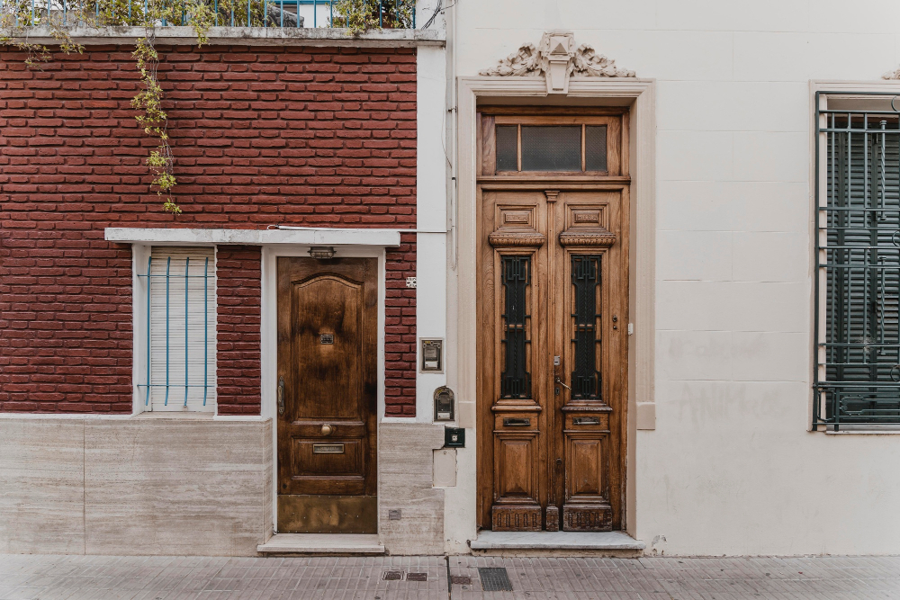 Pintu Baja vs Pintu Kayu: Mana yang Lebih Cocok untuk Rumah Anda?